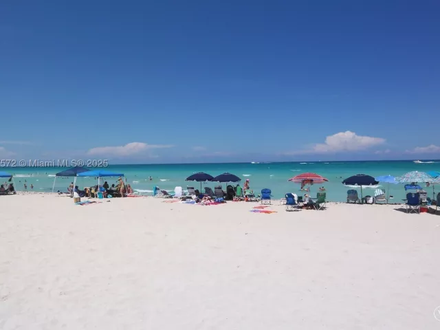 2-bedroom condo for rent in Miami Beach - 5161 Collins Ave 707 - MondialRealty