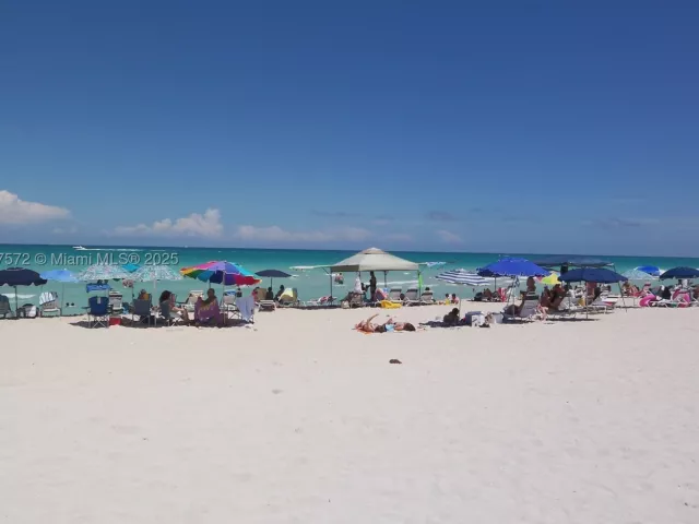 2-bedroom condo for rent in Miami Beach - 5161 Collins Ave 707 - MondialRealty