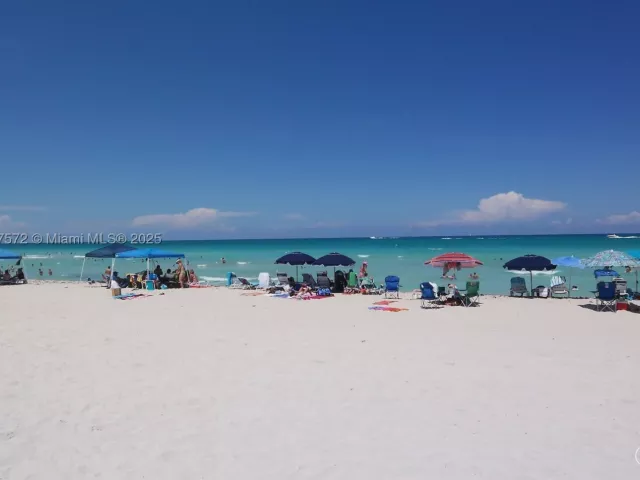 2-bedroom condo for rent in Miami Beach - 5161 Collins Ave 707 - MondialRealty