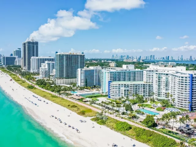 2-bedroom condo for rent in Miami Beach - 5161 Collins Ave 707 - MondialRealty