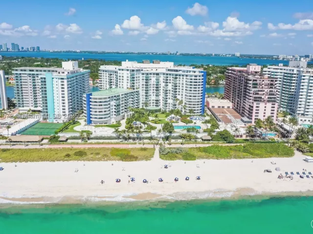 2-bedroom condo for rent in Miami Beach - 5161 Collins Ave 707 - MondialRealty