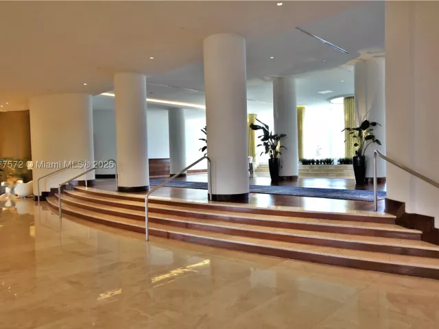 2-bedroom condo for rent in Miami Beach - 5161 Collins Ave 707 - MondialRealty