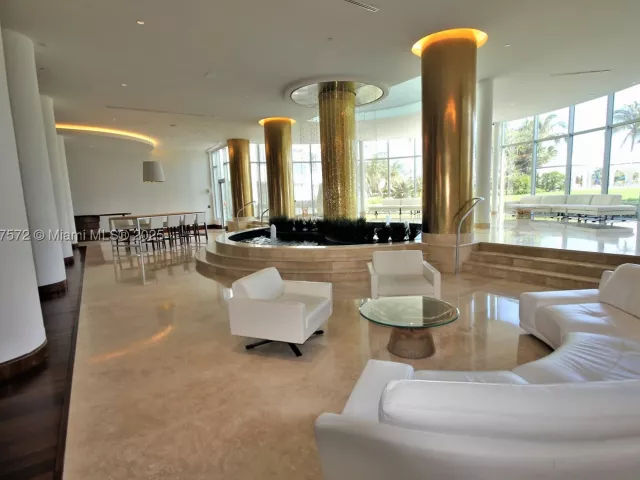 2-bedroom condo for rent in Miami Beach - 5161 Collins Ave 707 - MondialRealty