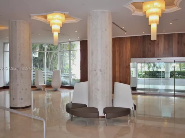 2-bedroom condo for rent in Miami Beach - 5161 Collins Ave 707 - MondialRealty