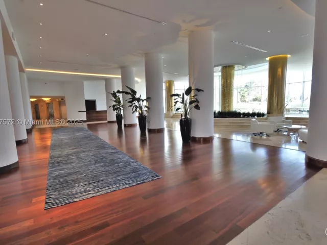 2-bedroom condo for rent in Miami Beach - 5161 Collins Ave 707 - MondialRealty