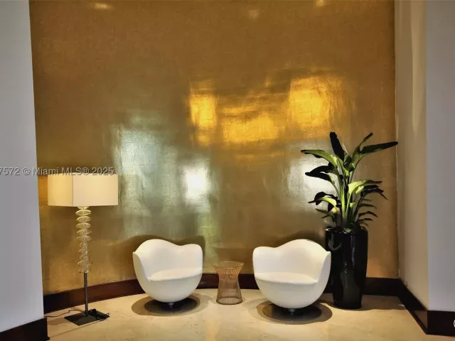 2-bedroom condo for rent in Miami Beach - 5161 Collins Ave 707 - MondialRealty