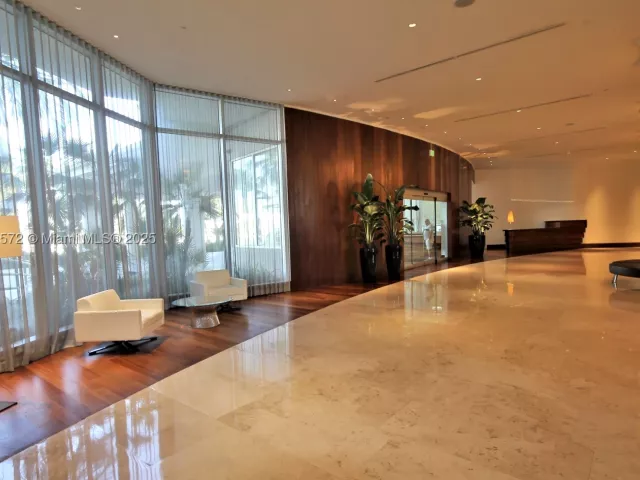 2-bedroom condo for rent in Miami Beach - 5161 Collins Ave 707 - MondialRealty
