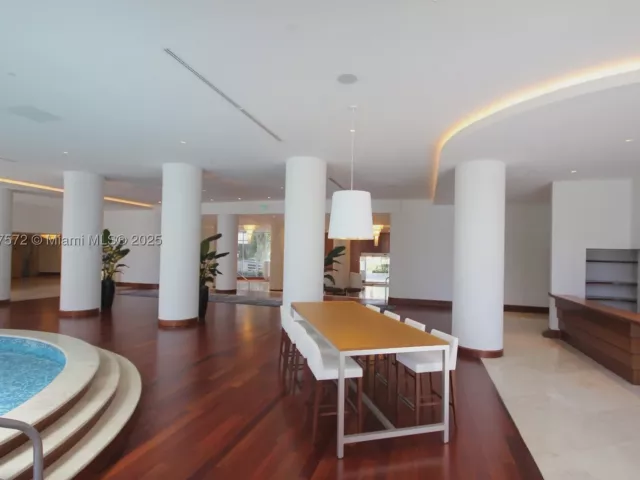 2-bedroom condo for rent in Miami Beach - 5161 Collins Ave 707 - MondialRealty
