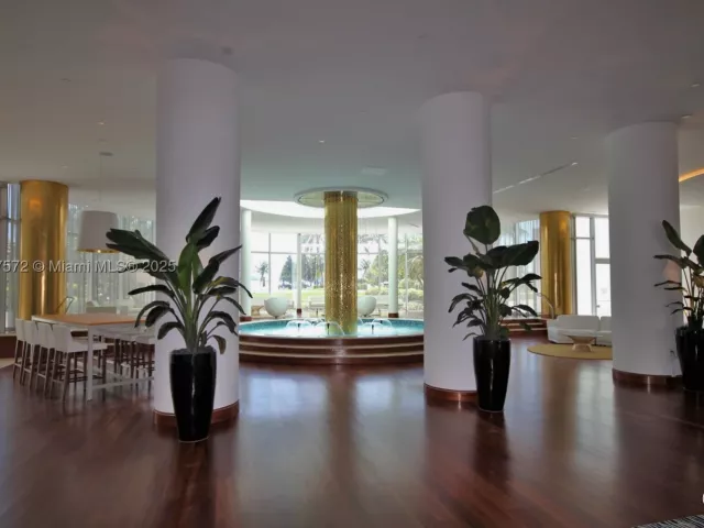 2-bedroom condo for rent in Miami Beach - 5161 Collins Ave 707 - MondialRealty