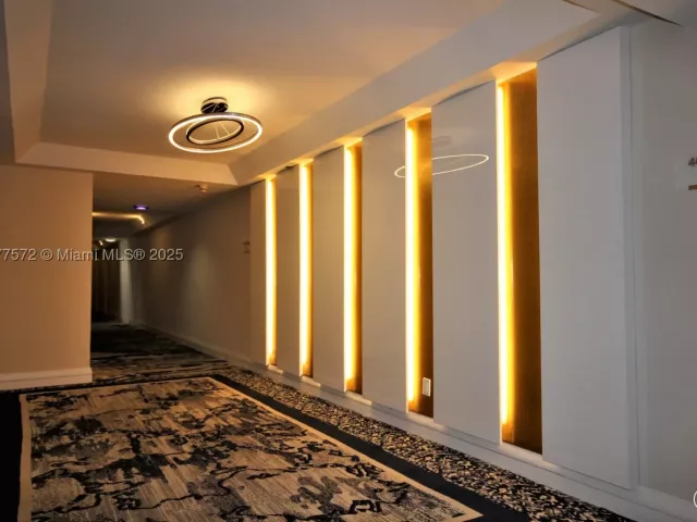 2-bedroom condo for rent in Miami Beach - 5161 Collins Ave 707 - MondialRealty