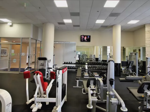2-bedroom condo for rent in Miami Beach - 5161 Collins Ave 707 - MondialRealty