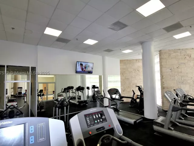 2-bedroom condo for rent in Miami Beach - 5161 Collins Ave 707 - MondialRealty