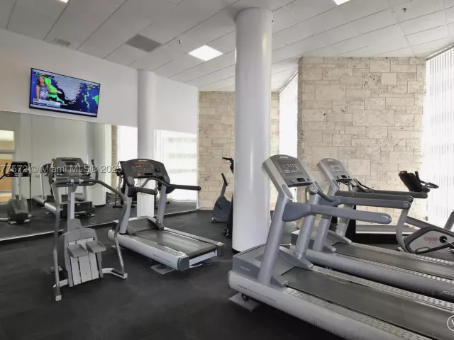 2-bedroom condo for rent in Miami Beach - 5161 Collins Ave 707 - MondialRealty