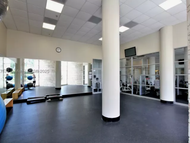 2-bedroom condo for rent in Miami Beach - 5161 Collins Ave 707 - MondialRealty