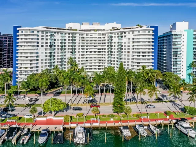 2-bedroom condo for rent in Miami Beach - 5161 Collins Ave 707 - MondialRealty