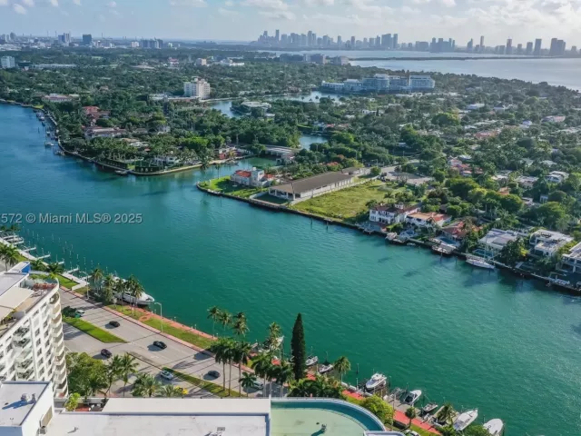 2-bedroom condo for rent in Miami Beach - 5161 Collins Ave 707 - MondialRealty