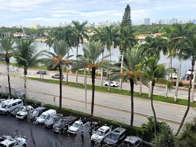 2-bedroom condo for rent in Miami Beach - 5161 Collins Ave 707 - MondialRealty