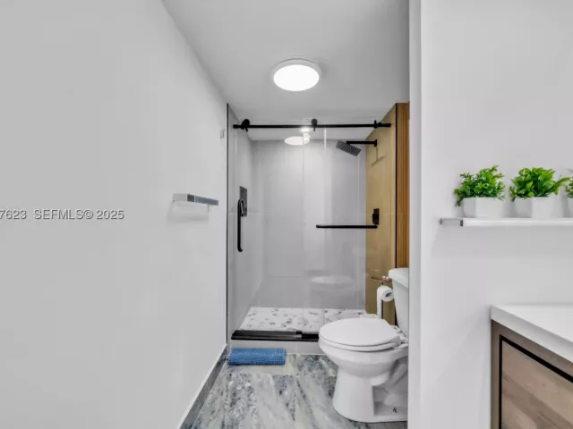 2-bedroom condo for sale in Hollywood - 2401 S Ocean Dr 2504 - MondialRealty