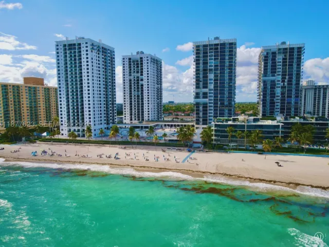 2-bedroom condo for sale in Hollywood - 2401 S Ocean Dr 2504 - MondialRealty
