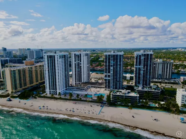 2-bedroom condo for sale in Hollywood - 2401 S Ocean Dr 2504 - MondialRealty