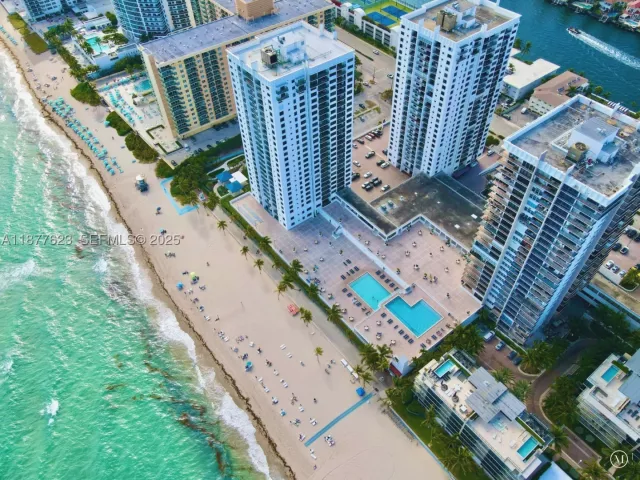 2-bedroom condo for sale in Hollywood - 2401 S Ocean Dr 2504 - MondialRealty