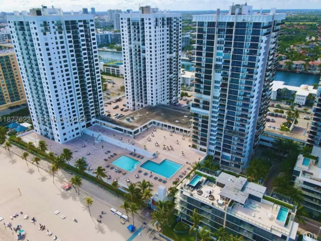 2-bedroom condo for sale in Hollywood - 2401 S Ocean Dr 2504 - MondialRealty