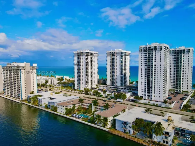 2-bedroom condo for sale in Hollywood - 2401 S Ocean Dr 2504 - MondialRealty