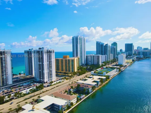 2-bedroom condo for sale in Hollywood - 2401 S Ocean Dr 2504 - MondialRealty