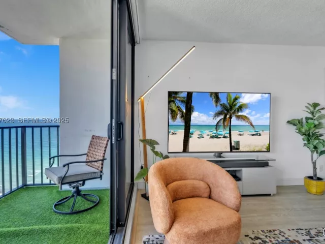 2-bedroom condo for sale in Hollywood - 2401 S Ocean Dr 2504 - MondialRealty