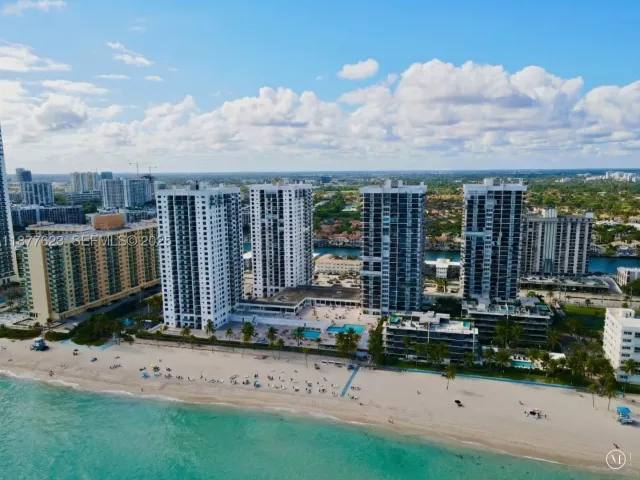 2-bedroom condo for sale in Hollywood - 2401 S Ocean Dr 2504 - MondialRealty