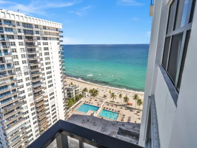 2-bedroom condo for sale in Hollywood - 2401 S Ocean Dr 2504 - MondialRealty