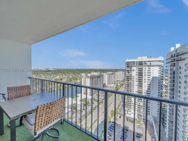 2-bedroom condo for sale in Hollywood - 2401 S Ocean Dr 2504 - MondialRealty