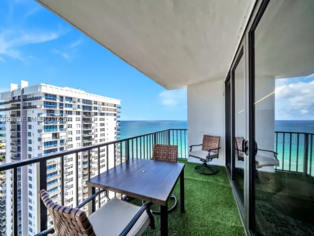 2-bedroom condo for sale in Hollywood - 2401 S Ocean Dr 2504 - MondialRealty