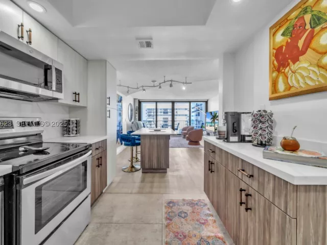 2-bedroom condo for sale in Hollywood - 2401 S Ocean Dr 2504 - MondialRealty
