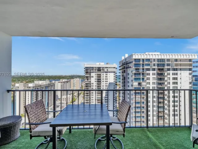 2-bedroom condo for sale in Hollywood - 2401 S Ocean Dr 2504 - MondialRealty