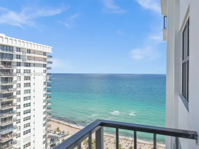 2-bedroom condo for sale in Hollywood - 2401 S Ocean Dr 2504 - MondialRealty