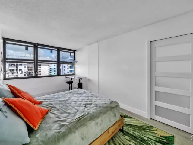 2-bedroom condo for sale in Hollywood - 2401 S Ocean Dr 2504 - MondialRealty