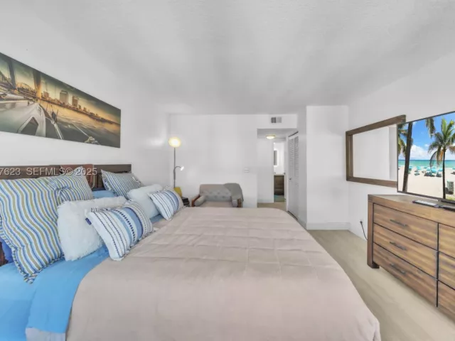 2-bedroom condo for sale in Hollywood - 2401 S Ocean Dr 2504 - MondialRealty