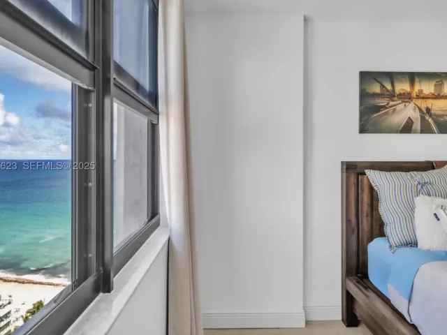 2-bedroom condo for sale in Hollywood - 2401 S Ocean Dr 2504 - MondialRealty