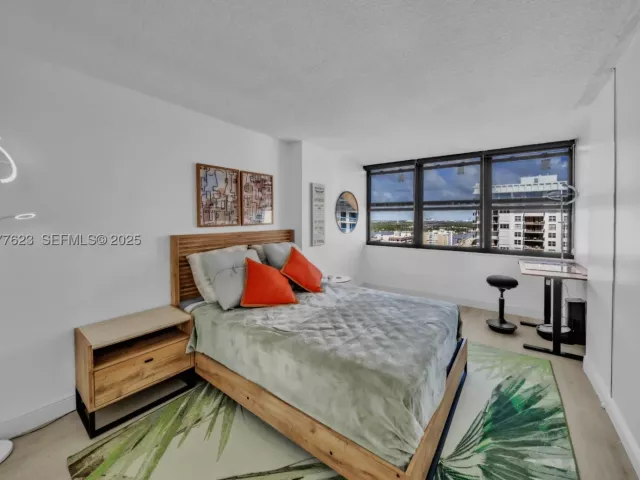 2-bedroom condo for sale in Hollywood - 2401 S Ocean Dr 2504 - MondialRealty
