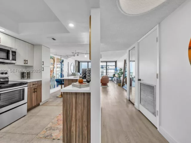 2-bedroom condo for sale in Hollywood - 2401 S Ocean Dr 2504 - MondialRealty