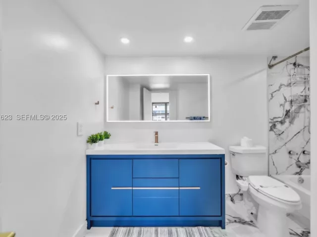2-bedroom condo for sale in Hollywood - 2401 S Ocean Dr 2504 - MondialRealty