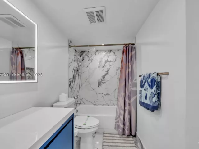 2-bedroom condo for sale in Hollywood - 2401 S Ocean Dr 2504 - MondialRealty