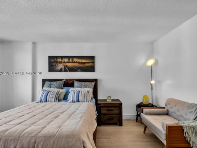 2-bedroom condo for sale in Hollywood - 2401 S Ocean Dr 2504 - MondialRealty