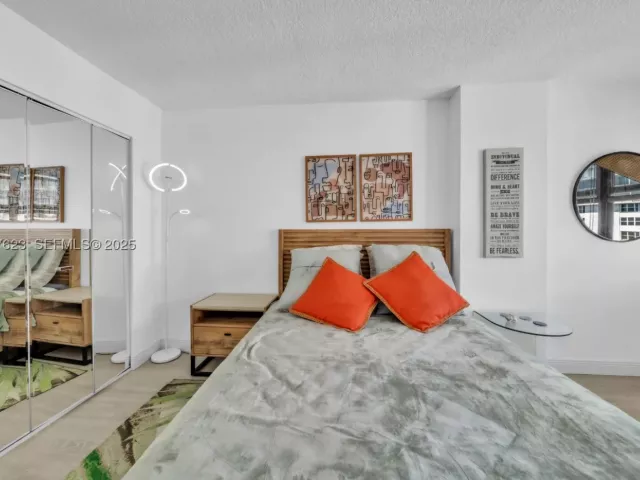 2-bedroom condo for sale in Hollywood - 2401 S Ocean Dr 2504 - MondialRealty
