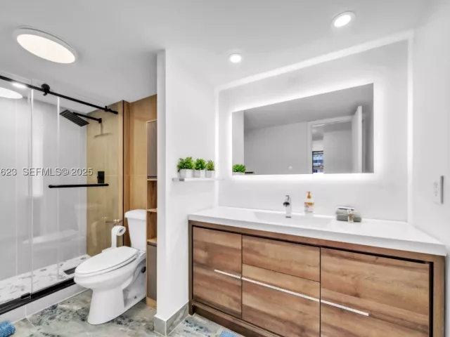 2-bedroom condo for sale in Hollywood - 2401 S Ocean Dr 2504 - MondialRealty
