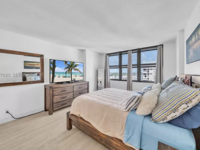 2-bedroom condo for sale in Hollywood - 2401 S Ocean Dr 2504 - MondialRealty