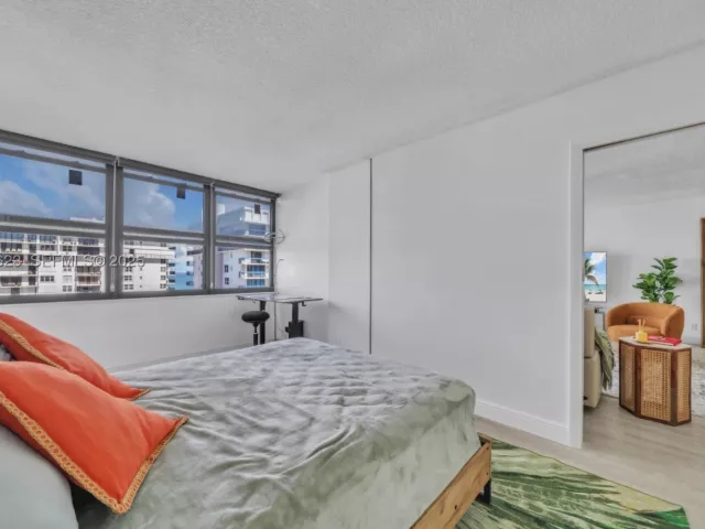 2-bedroom condo for sale in Hollywood - 2401 S Ocean Dr 2504 - MondialRealty