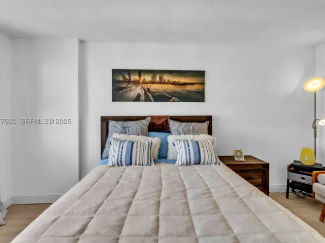 2-bedroom condo for sale in Hollywood - 2401 S Ocean Dr 2504 - MondialRealty
