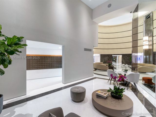 2-bedroom condo for rent in Miami Beach - 300 S Pointe Dr 2806 - MondialRealty